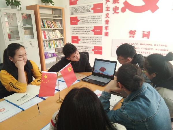 支部党员与积极分子正在积极进行比赛 支部党员与积极分子正在积极进行比赛