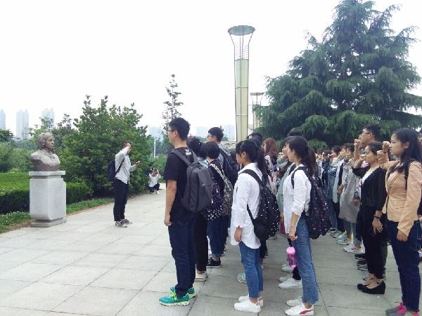昝倩老师和员工党员带领员工进行宣誓 昝倩老师和员工党员带领员工进行宣誓