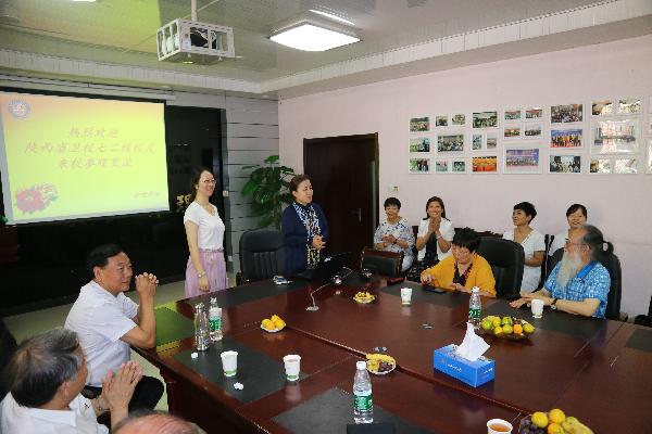 护理学院领导与员工们交流愉快 护理学院领导与员工们交流愉快